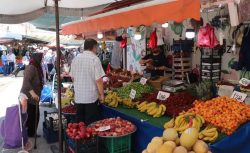 Yaz meyveleri tezgahlara indi! Pazarda fiyatlar düşmeye başladı