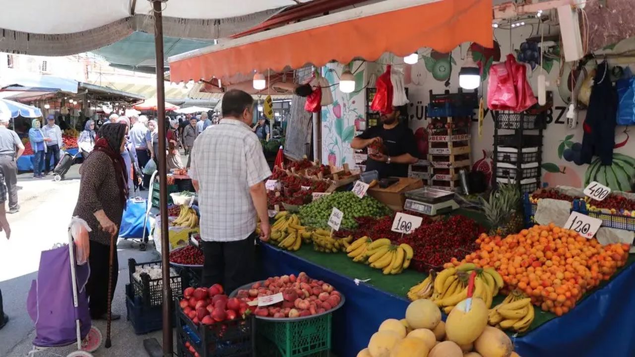 Yaz meyveleri tezgahlara indi! Pazarda fiyatlar düşmeye başladı