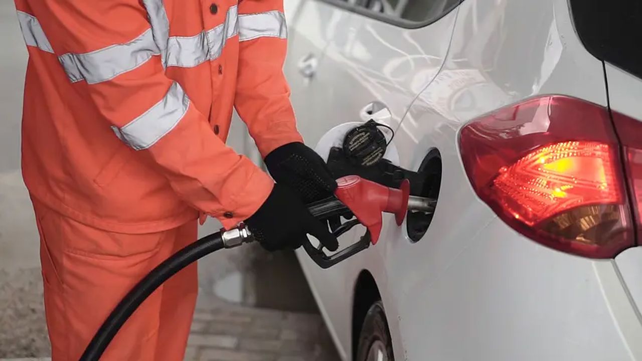 Petrol Fiyatları Geriledi, Motorine İndirim Göründü: Bu Gece Pompa Değişiyor